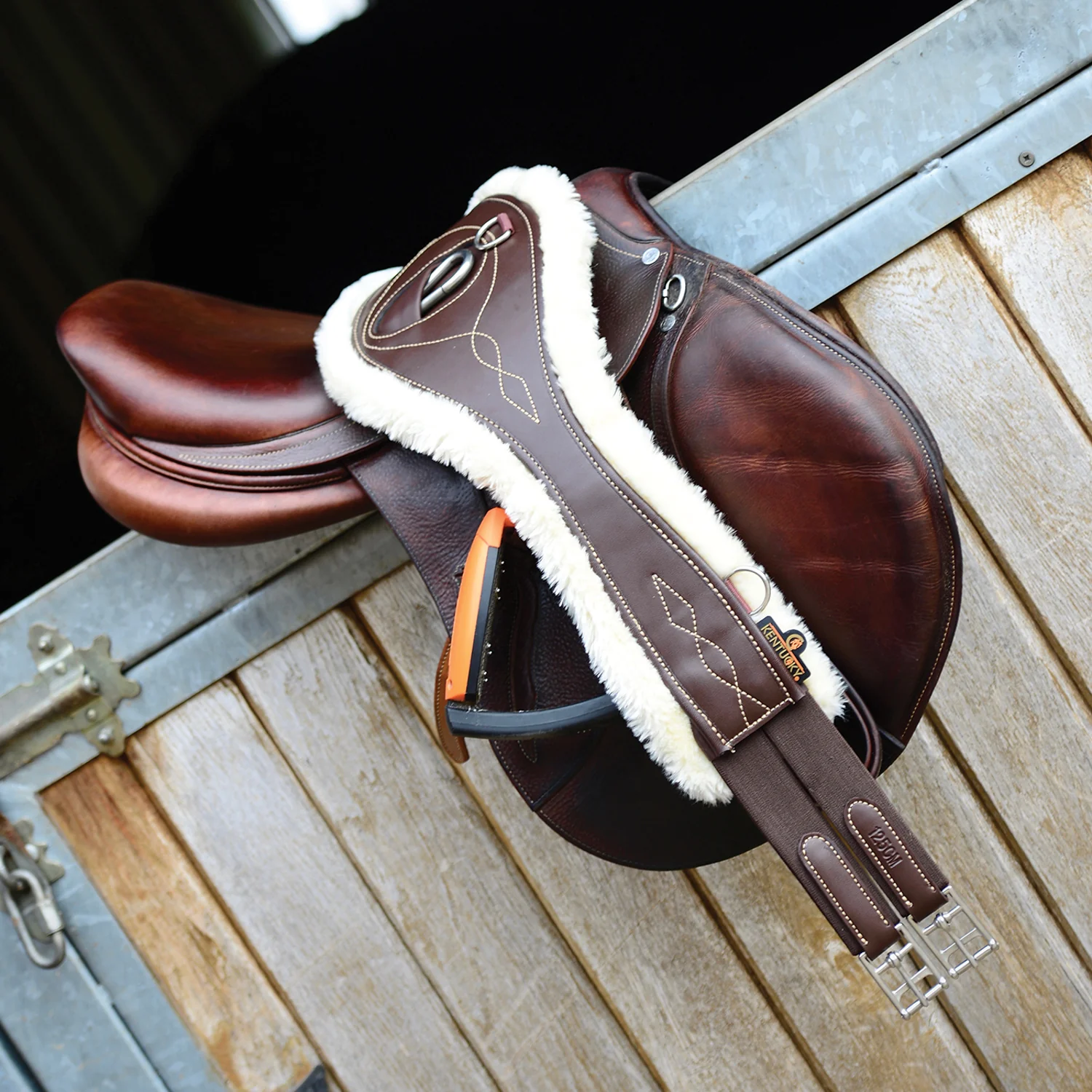 Kentucky Horsewear Anatomic Sheepskin Long Girth - Image 3