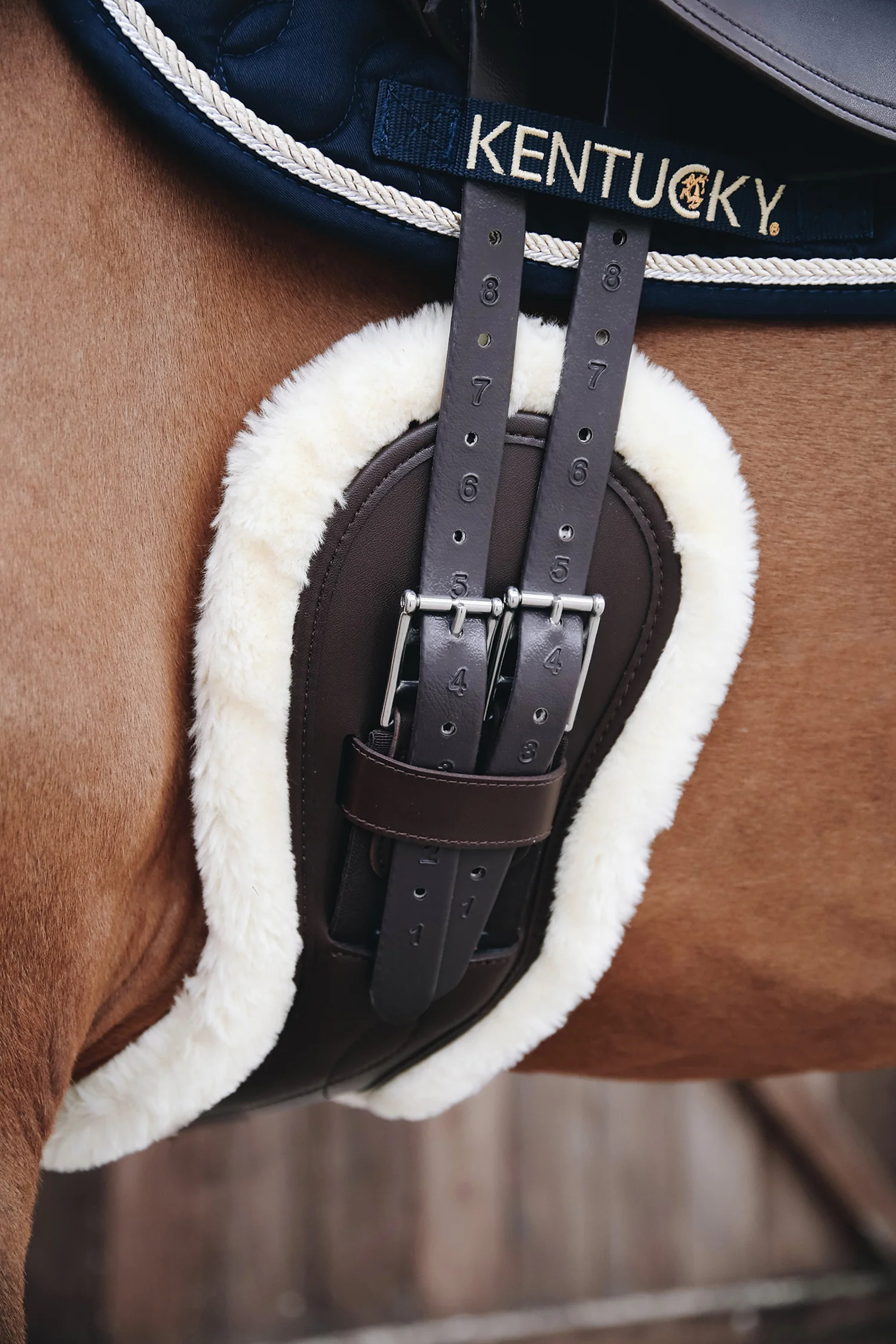 Kentucky Horsewear Vegan Anatomic Sheepskin Short Girth - Image 3
